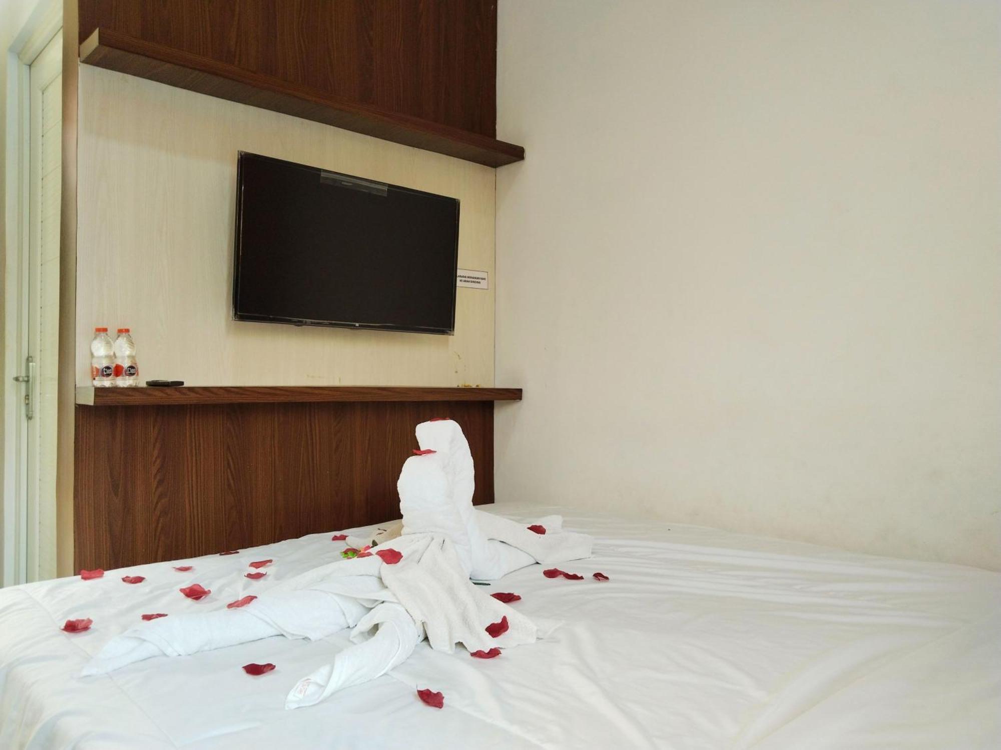 Dejati House Hotel Bekasi Exterior foto