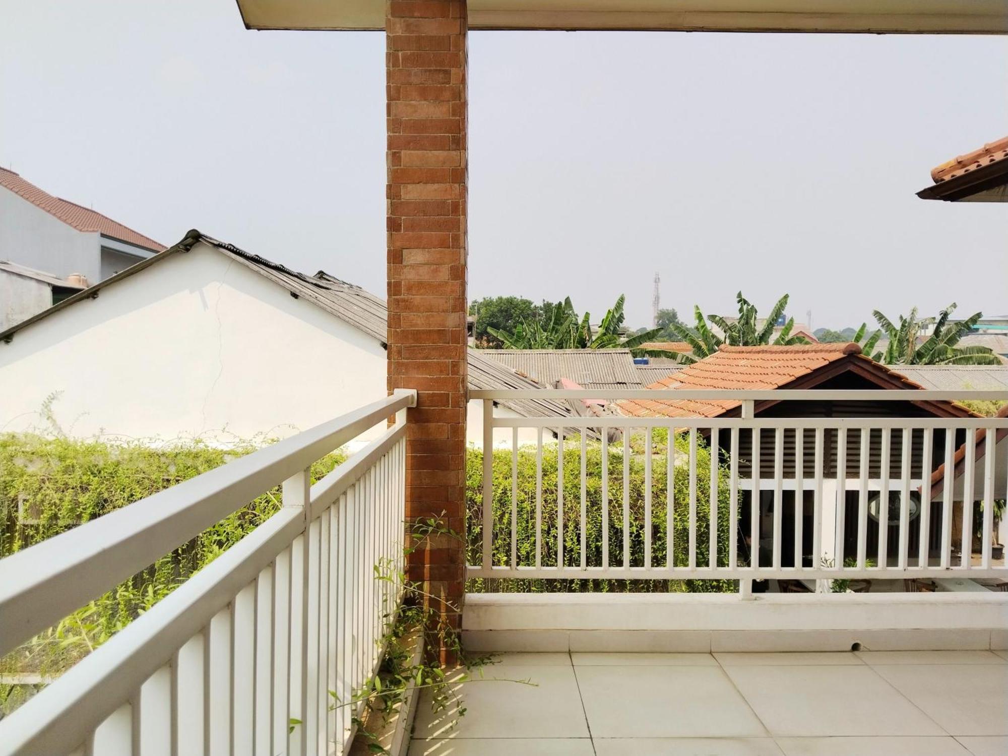 Dejati House Hotel Bekasi Exterior foto