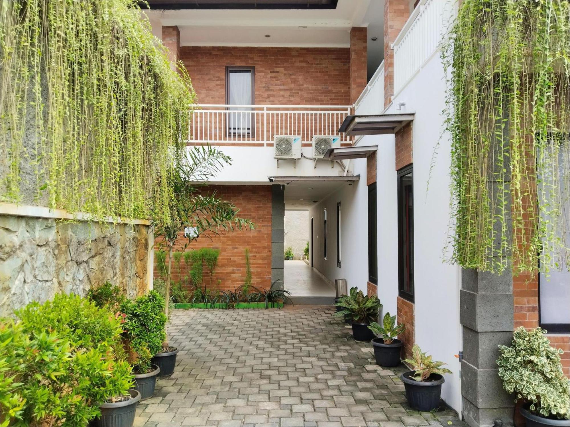 Dejati House Hotel Bekasi Exterior foto
