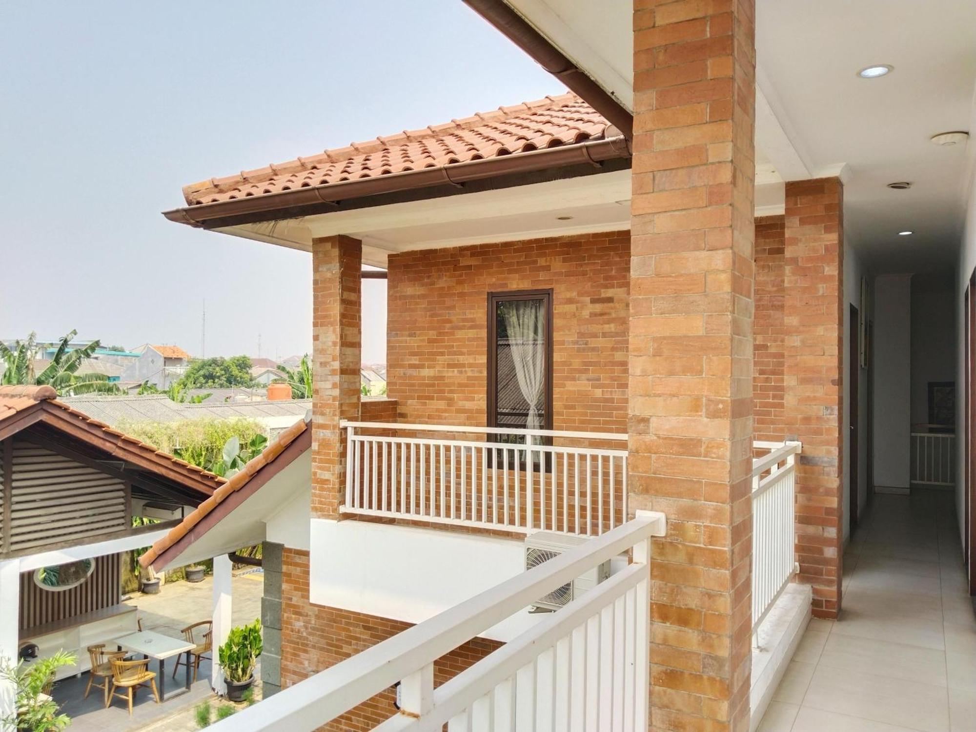 Dejati House Hotel Bekasi Exterior foto