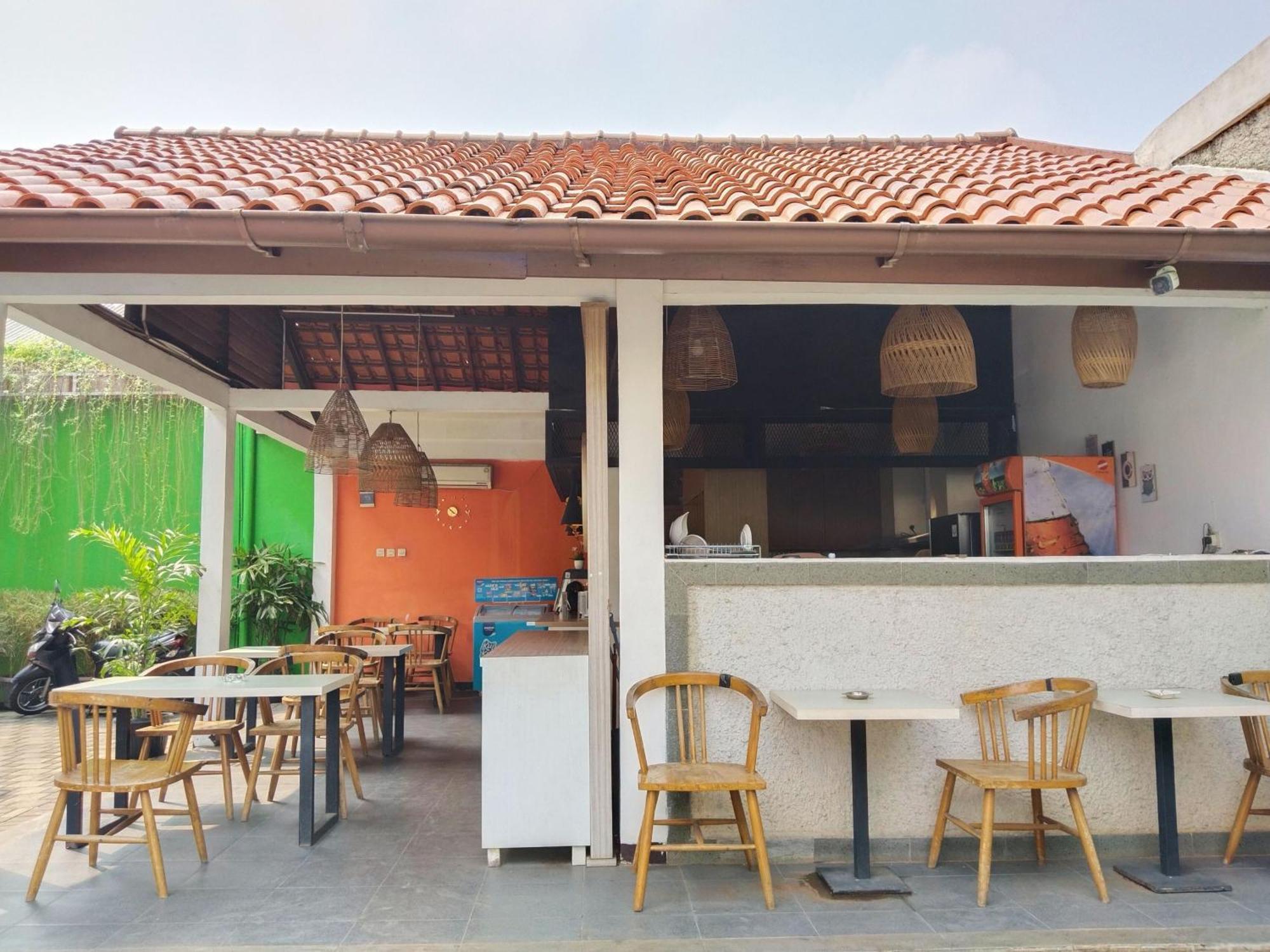 Dejati House Hotel Bekasi Exterior foto
